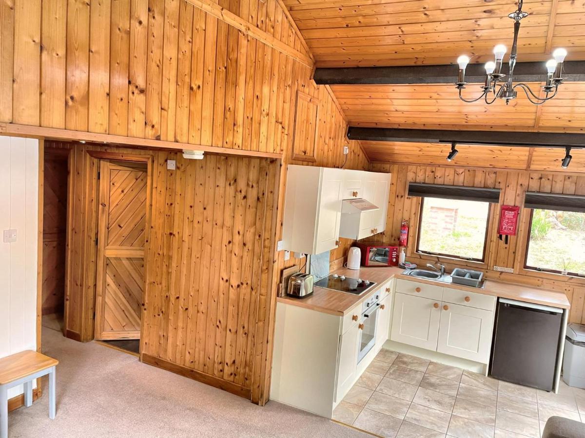 The Squirrel Lodge - Hot Tub - Pet Friendly - Pembrokeshire-Tenby Carmarthen Exterior foto
