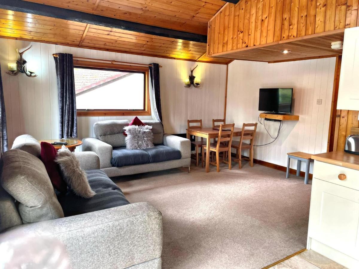The Squirrel Lodge - Hot Tub - Pet Friendly - Pembrokeshire-Tenby Carmarthen Exterior foto
