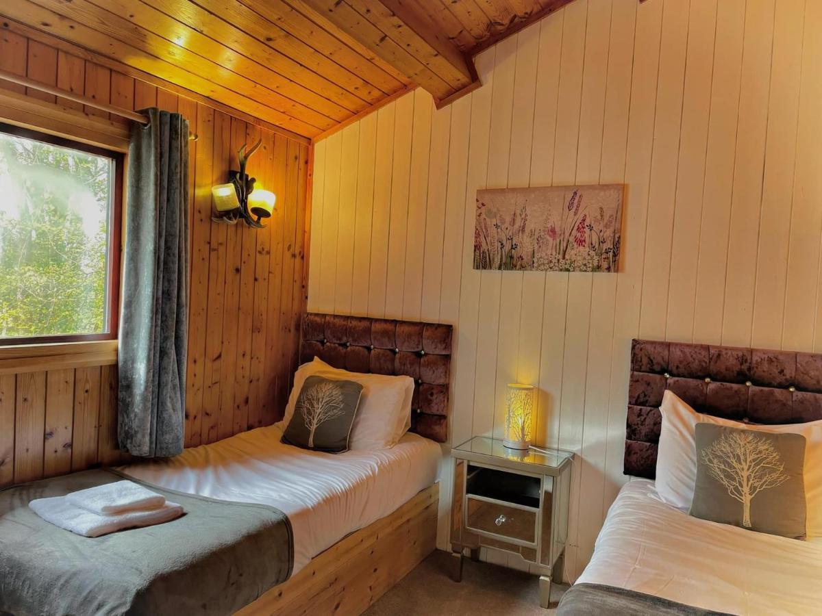 The Squirrel Lodge - Hot Tub - Pet Friendly - Pembrokeshire-Tenby Carmarthen Exterior foto