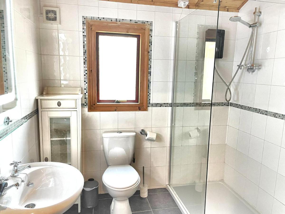 The Squirrel Lodge - Hot Tub - Pet Friendly - Pembrokeshire-Tenby Carmarthen Exterior foto