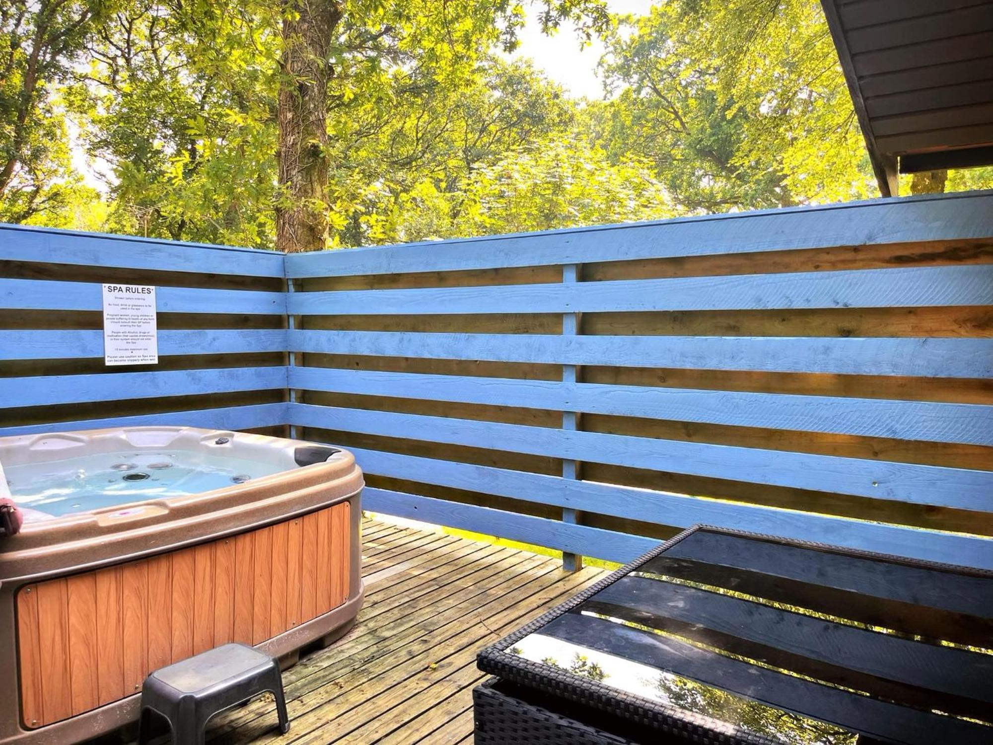 The Squirrel Lodge - Hot Tub - Pet Friendly - Pembrokeshire-Tenby Carmarthen Exterior foto